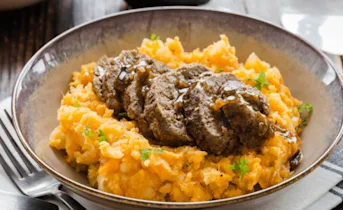 Zoete-aardappelhutspot met tijm-gehaktballen