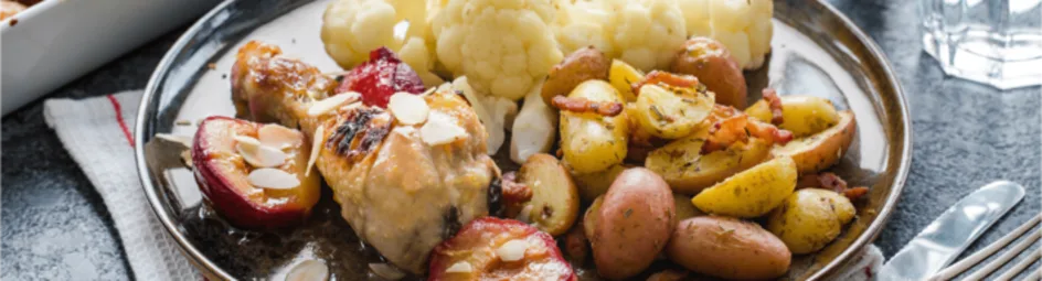 Geroosterde sticky drumsticks met pruimen en 3 kleuren aardappelen