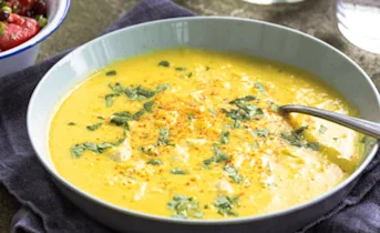 Romige maissoep met een kruidige bonensalade