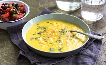 Romige maissoep met een kruidige bonensalade