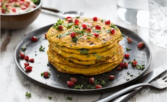 Hartige pompoenpannenkoekjes met andijvie