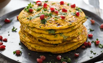 Hartige pompoenpannenkoekjes met andijvie