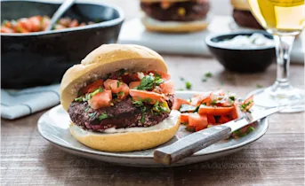 Bonen-bieten burgers met een frisse tomatensalsa