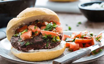 Bonen-bieten burgers met een frisse tomatensalsa