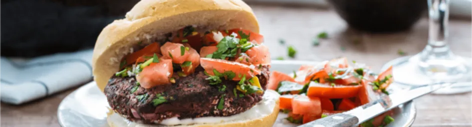Bonen-bieten burgers met een frisse tomatensalsa