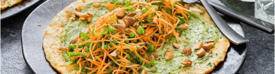 Boerenkool omelet gevuld met avocadospread en salade