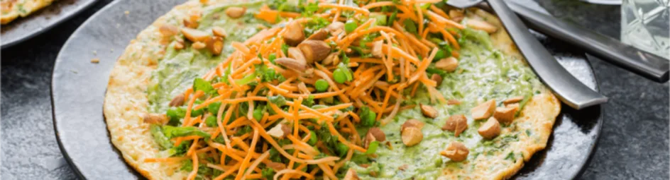 Boerenkool omelet gevuld met avocadospread en salade