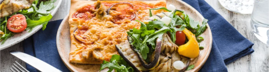 Pizza tonno met gegrilde groentensalade