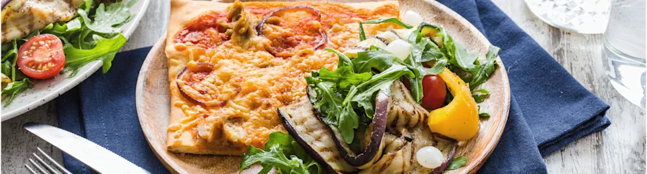 Pizza tonno met gegrilde groentensalade