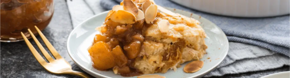 Broodpudding van croissants met een snelle perencompote