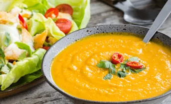 Indiase kokos-wortelsoep met pangasius-salade