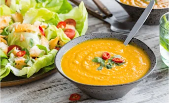 Indiase kokos-wortelsoep met pangasius-salade