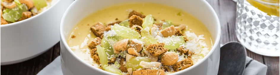 Mango smoothie bowl met druiven en kokos