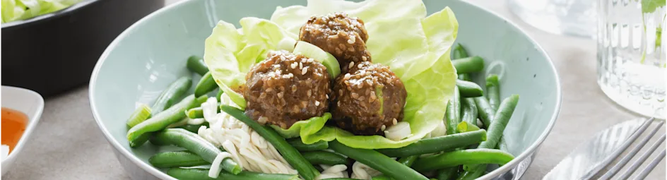 Teriyaki gehaktballetjes met sperziebonen en noedels