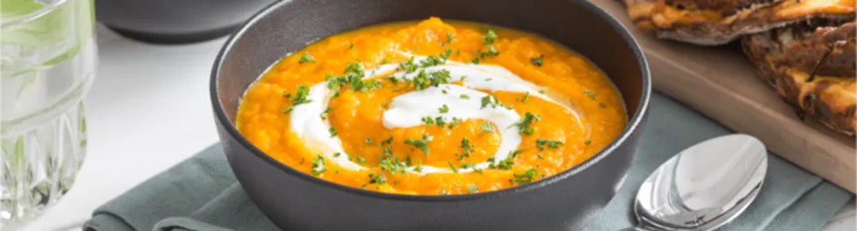 Romige wortelsoep met een kruidige broodvlecht