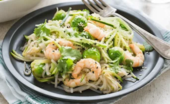 Oosterse roerbakschotel met garnalen