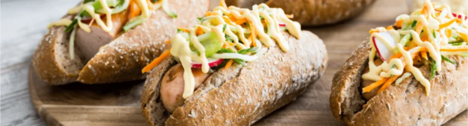 Broodje rookworst met een zoetzure salade