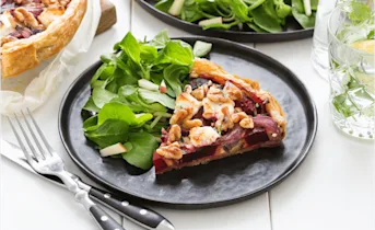 Quiche van rode biet, geitenkaas en tijm