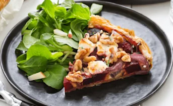 Quiche van rode biet, geitenkaas en tijm