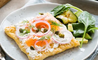 Plaatpizza met gerookte zalm en spinaziesalade