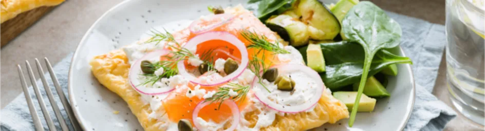 Plaatpizza met gerookte zalm en spinaziesalade