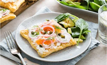 Plaatpizza met gerookte zalm en spinaziesalade