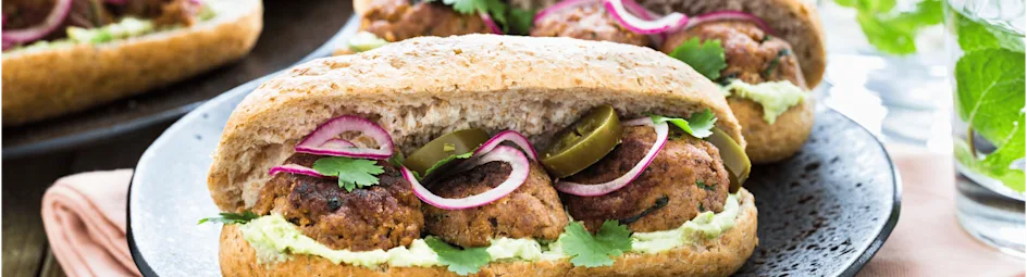 Broodje Mexicaanse gehaktballen en smashed avocado
