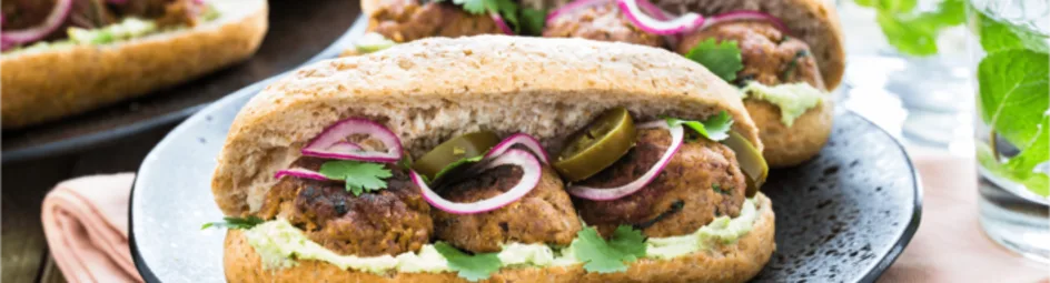 Broodje Mexicaanse gehaktballen en smashed avocado