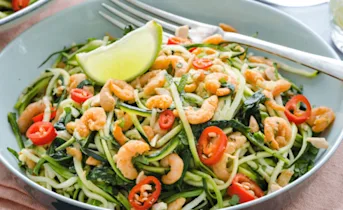 Frisse limoengarnalen met courgette spaghetti