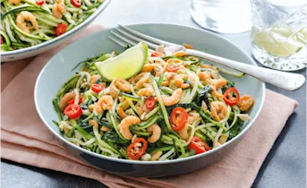 Frisse limoengarnalen met courgette spaghetti