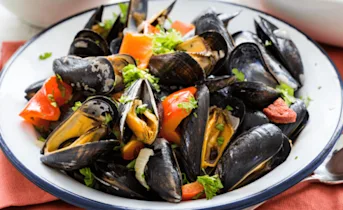 Mosselen op Portugese wijze met peterselie-aardappeltjes