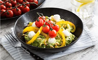 Courgetti met gegrilde paprika en romige avocadosaus