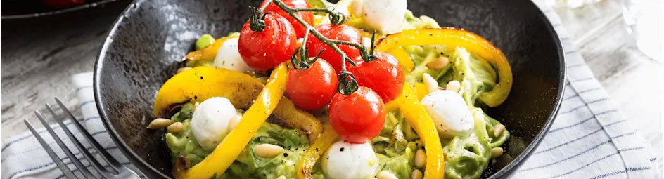 Courgetti met gegrilde paprika en romige avocadosaus