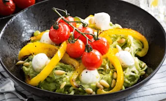 Courgetti met gegrilde paprika en romige avocadosaus