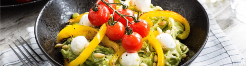 Courgetti met gegrilde paprika en romige avocadosaus