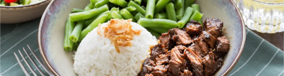 Indonesisch stoofvlees met zoetzure komkommer en pandanrijst