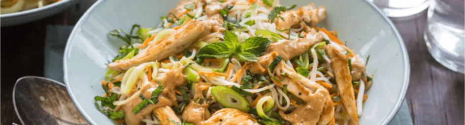 Vietnamese noedel salade met pindasaus
