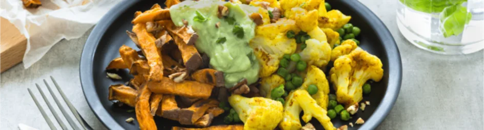 Pittige bloemkool met zoete aardappelfriet en een avocado-dip