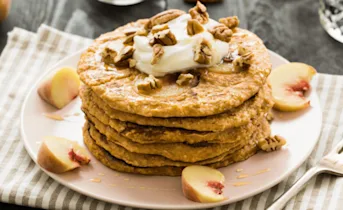 Pannenkoekjes met gekarameliseerde bosperzik