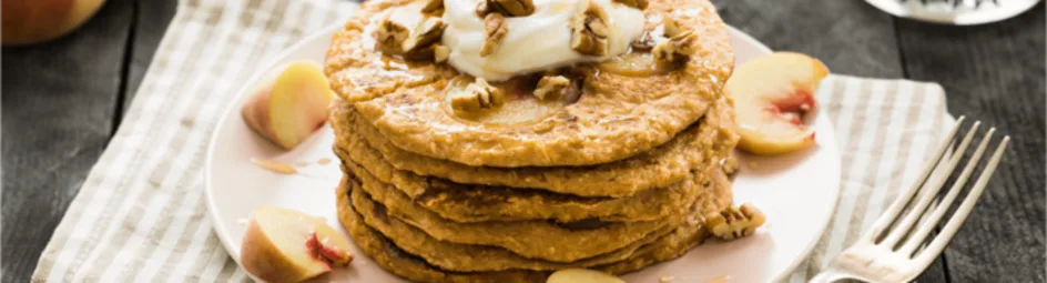 Pannenkoekjes met gekarameliseerde bosperzik