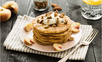 Pannenkoekjes met gekarameliseerde bosperzik