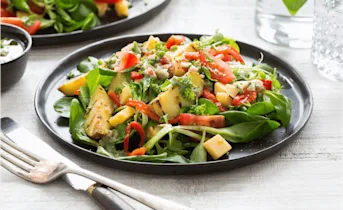 Gegrilde aardappelsalade met oude kaas en een mosterdvinaigrette