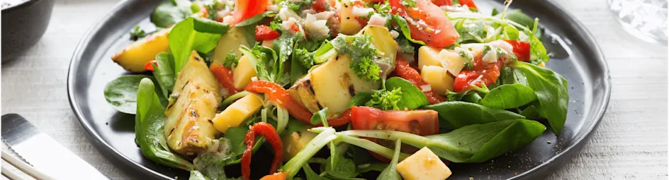 Gegrilde aardappelsalade met oude kaas en een mosterdvinaigrette