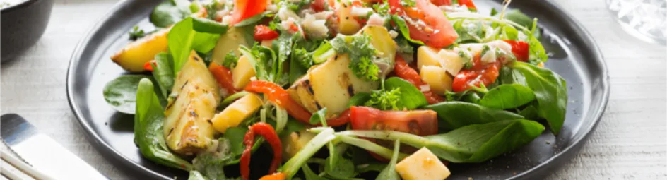 Gegrilde aardappelsalade met oude kaas en een mosterdvinaigrette