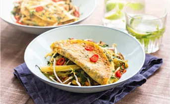 Rijkgevulde nasi goreng met een kruidenomelet