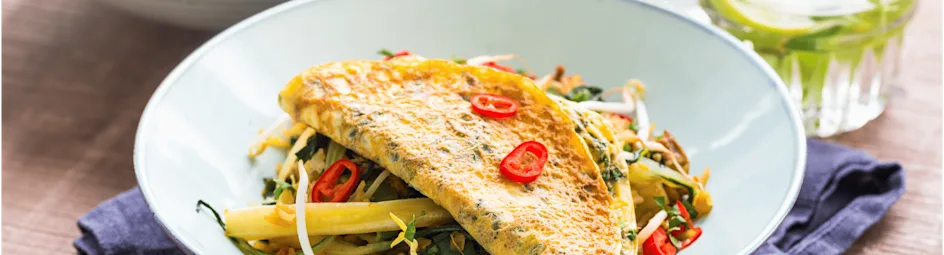 Rijkgevulde nasi goreng met een kruidenomelet