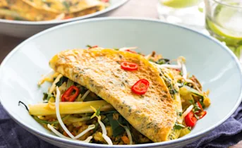 Rijkgevulde nasi goreng met een kruidenomelet