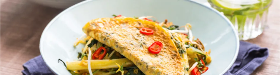 Rijkgevulde nasi goreng met een kruidenomelet