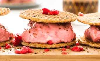 Stroopwafel sandwiches met frambozen-banaanijs