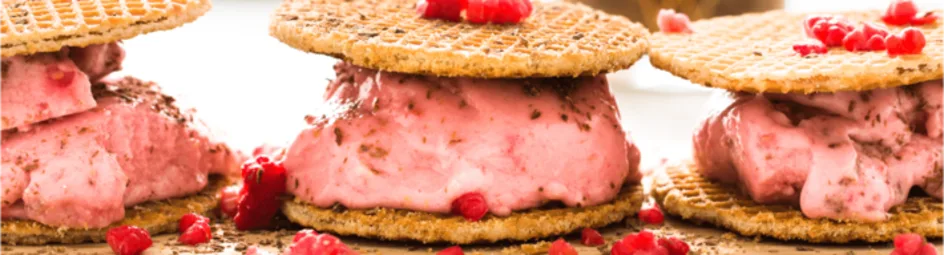 Stroopwafel sandwiches met frambozen-banaanijs